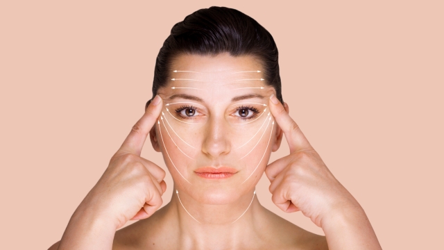 Žena rukama pokazuje kako zategnuti lice